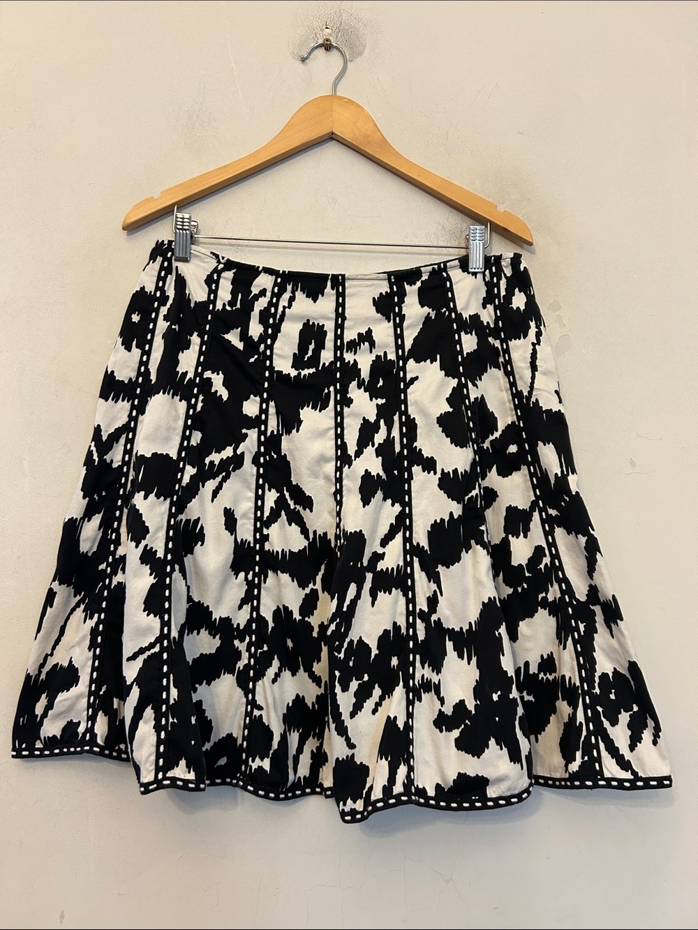 Cabi Black & White Patterned A-Line Skirt Back zipper Size 8 EUC